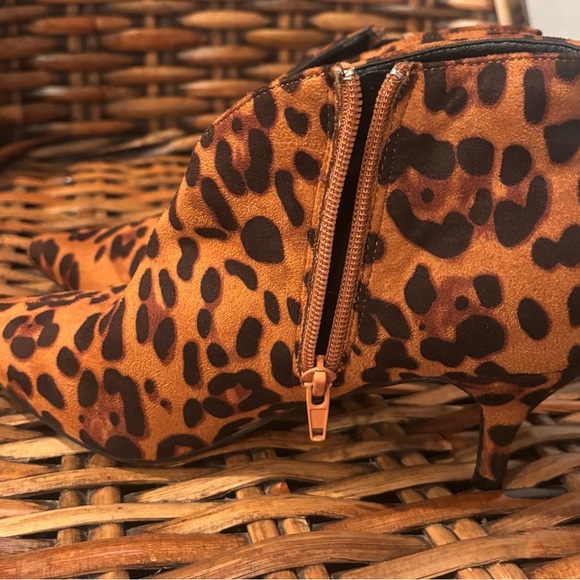 Allegra K Chic Leopard Pointy Toe Kitten Heels in size. Only worn a few times ! - Picture 6 of 10